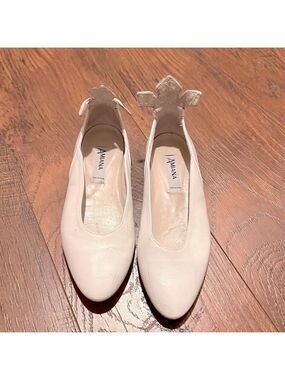 AMIANA white leather little girls shoes.  Size 1. Made in Spain